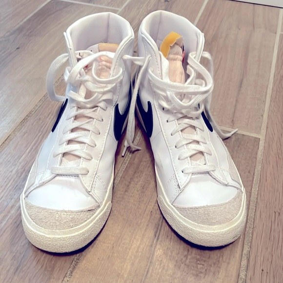 White and black mid-top Nike blazer 77 shoes. - Picture 1 of 7
